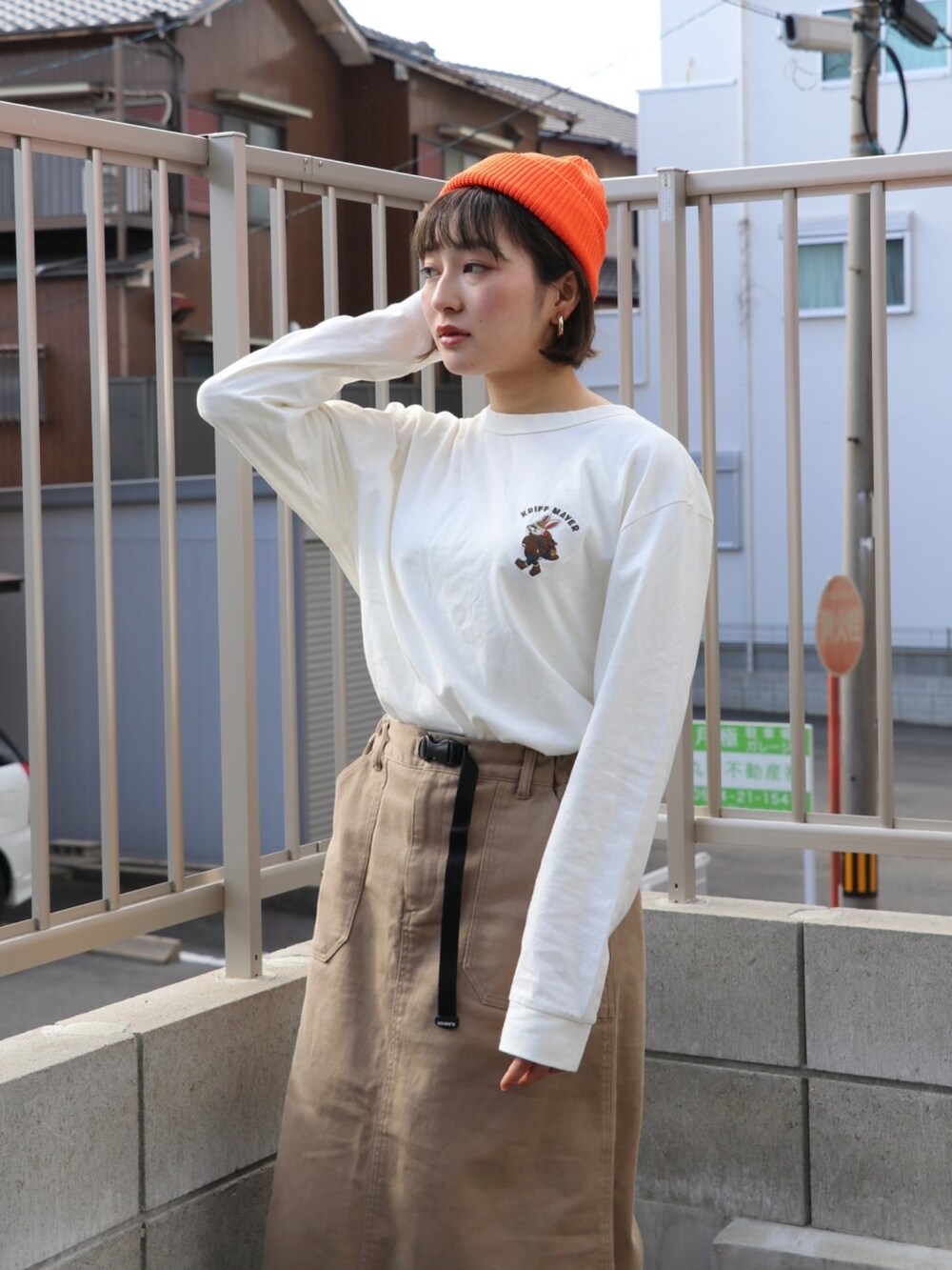 「ブーツ、秋コーデ、ストリート、ロンT、カラー×コーデ、ロングスカート、ブラウン、韓国ファッション、休日スタイル、古着MIX、ニット帽、お出かけコーデ、カジュアルコーデ、ドクターマーチン、メンズライク」｜「KRIFF MAYERのキャンプラビット刺繍ロンT（Tシャツ/カットソー、ホワイト系）」を使った、Risaさん（レディース・163cm）の秋コーディネートの2枚目の写真