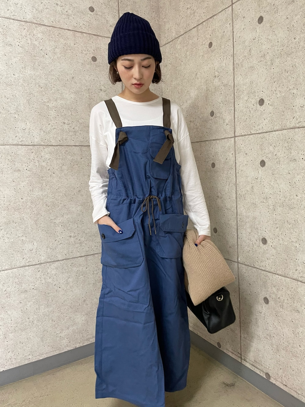 「ワンピース、ブルー、ニット帽、ローファー、キャンプ、ボストンバッグ、シンプルコーデ、KRIFF MAYER、クリフメイヤー」｜「Dr. Martensの《Dr.Martens》1460 PASCAL FRONT ZIP ドクターマーチン １４６０ パスカル フロント ジップ（ブーツ、ブラック系）」を使った、Risaさん（レディース・163cm）の秋コーディネートの2枚目の写真