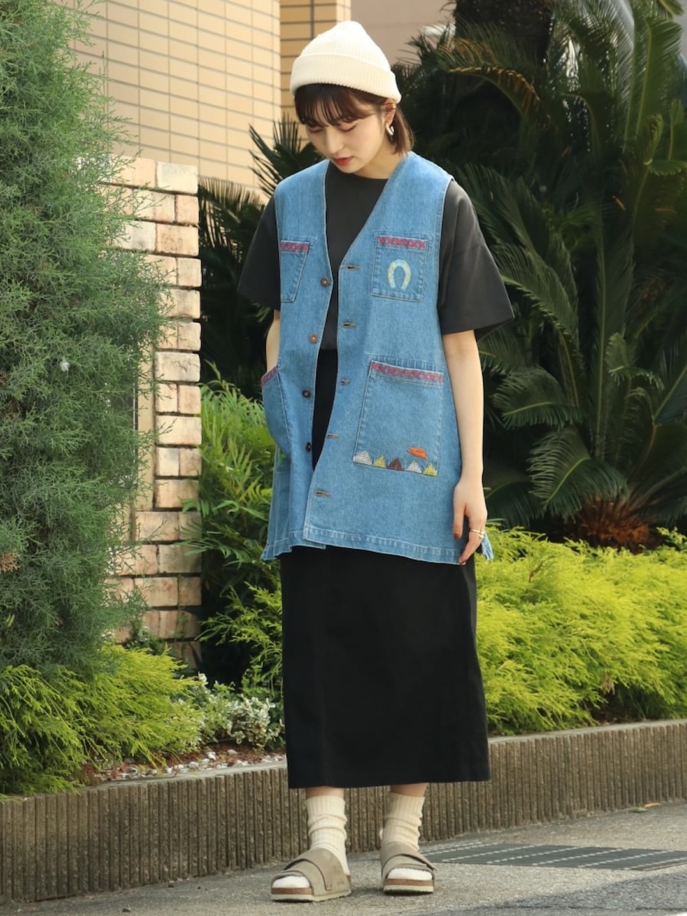 「お出かけコーデ日記、休日スタイル、モノトーン、初夏コーデ、古着MIX、ストリート、ビッグシルエット、ロングスカート、ベスト、デニム、骨格ウェーブ、大人カジュアル、ワントーンコーデ、ショップスタッフの好印象コーデ」|「KRIFF MAYER Lady's Collectionの刺繍デニムベスト(ベスト、ブルー系)」を使った、Risaさん(レディース・163cm)の春コーディネートの2枚目の写真
