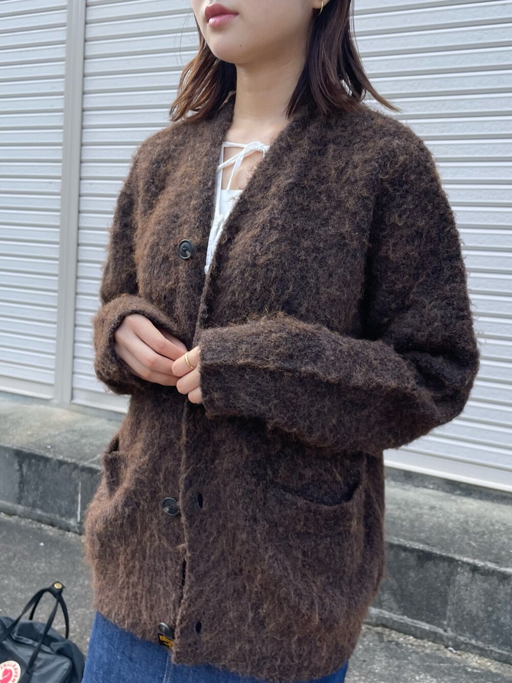 ブラウン系のカーディガン/ボレロを着用したレディースの秋コーディネートの2枚目の写真