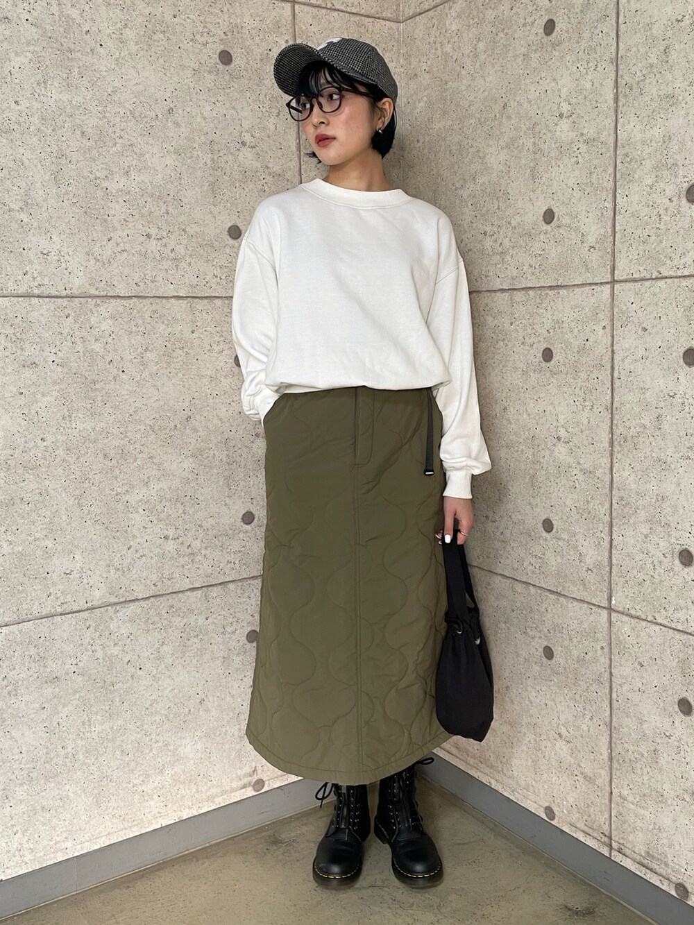 「KRIFF MAYER、クリフメイヤー、スウェット、トレーナー、キルトスカート、キルティングスカート、キルティング、Dr.Martens、THE NORTH FACE、キャンプ、キャンプスタイル、キャップ、冬のコーデ、カジュアルコーデ」｜「KRIFF MAYER Lady's Collectionの速乾裏起毛ボートネック（スウェット、ホワイト系）」を使った、Risaさん（レディース・163cm）の冬コーディネートの2枚目の写真