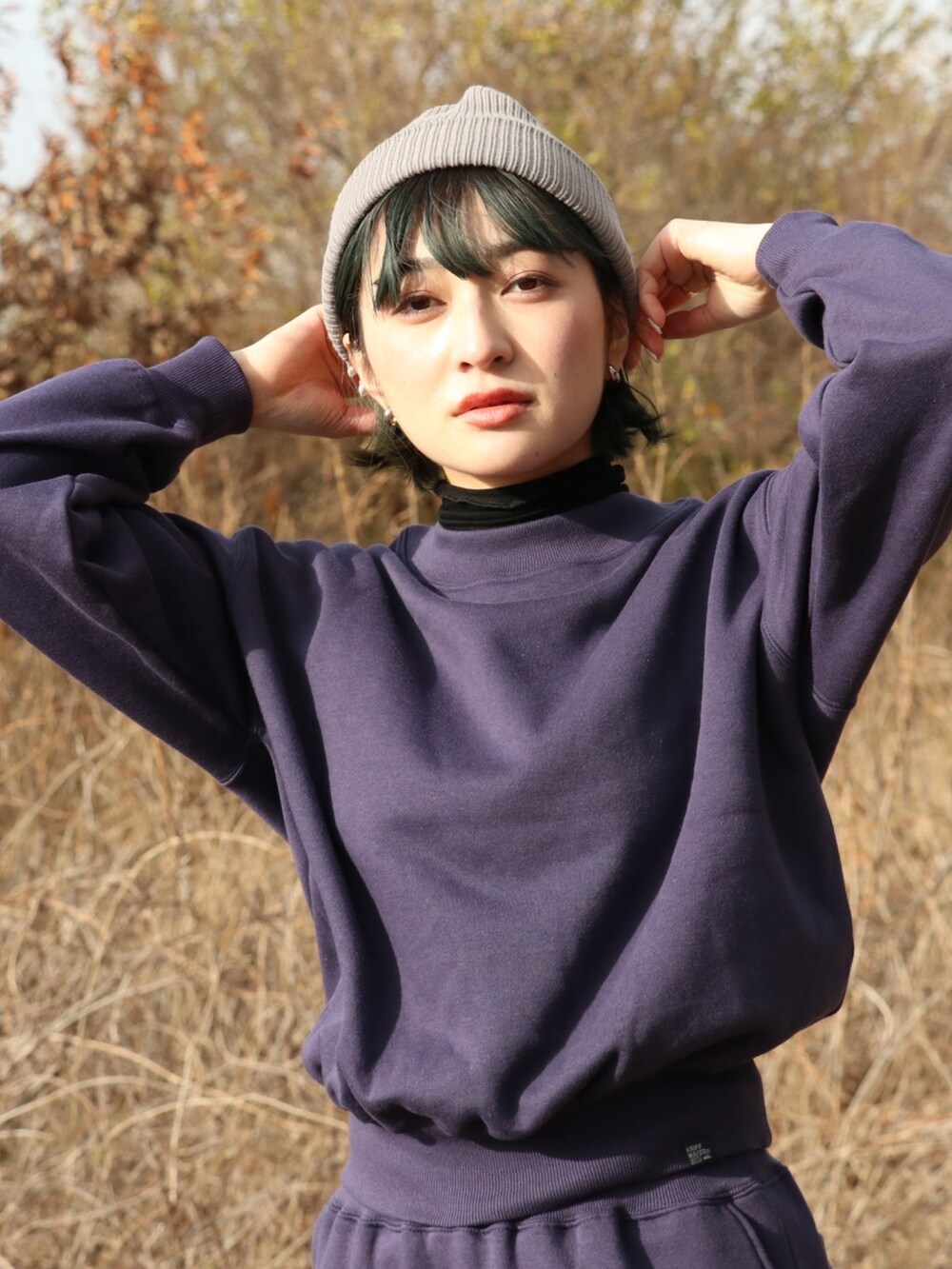 「KRIFF MAYER、クリフメイヤー、服とコスメでなりたい自分に、クリスマスに着たい服、秋冬コーデ、セットアップ、スウェット、トレーナー、Dr.Martens、drifter、ニット帽、ビーニー、ネイビー、ロングスカート、スウェットセットアップ」|「KRIFF MAYER Lady's Collectionの速乾裏起毛ボートネック(スウェット、ブルー系)」を使った、Risaさん(レディース・163cm)の冬コーディネートの3枚目の写真
