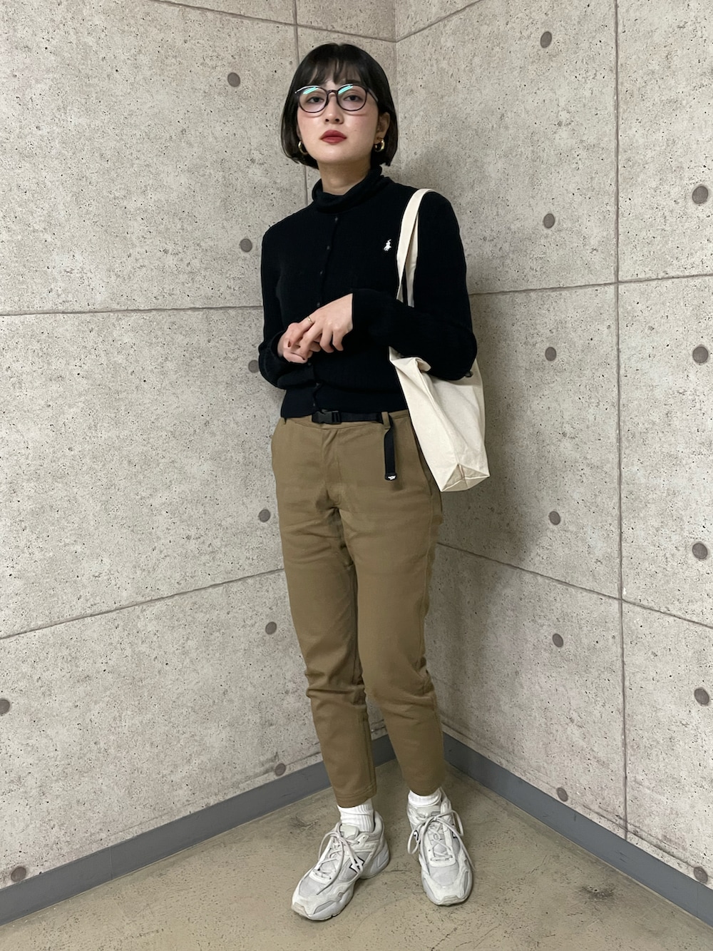 イエロー系のその他パンツ、ブラック系のカーディガン/ボレロ、ホワイト系のスニーカーを着用したレディースの冬コーディネートの2枚目の写真