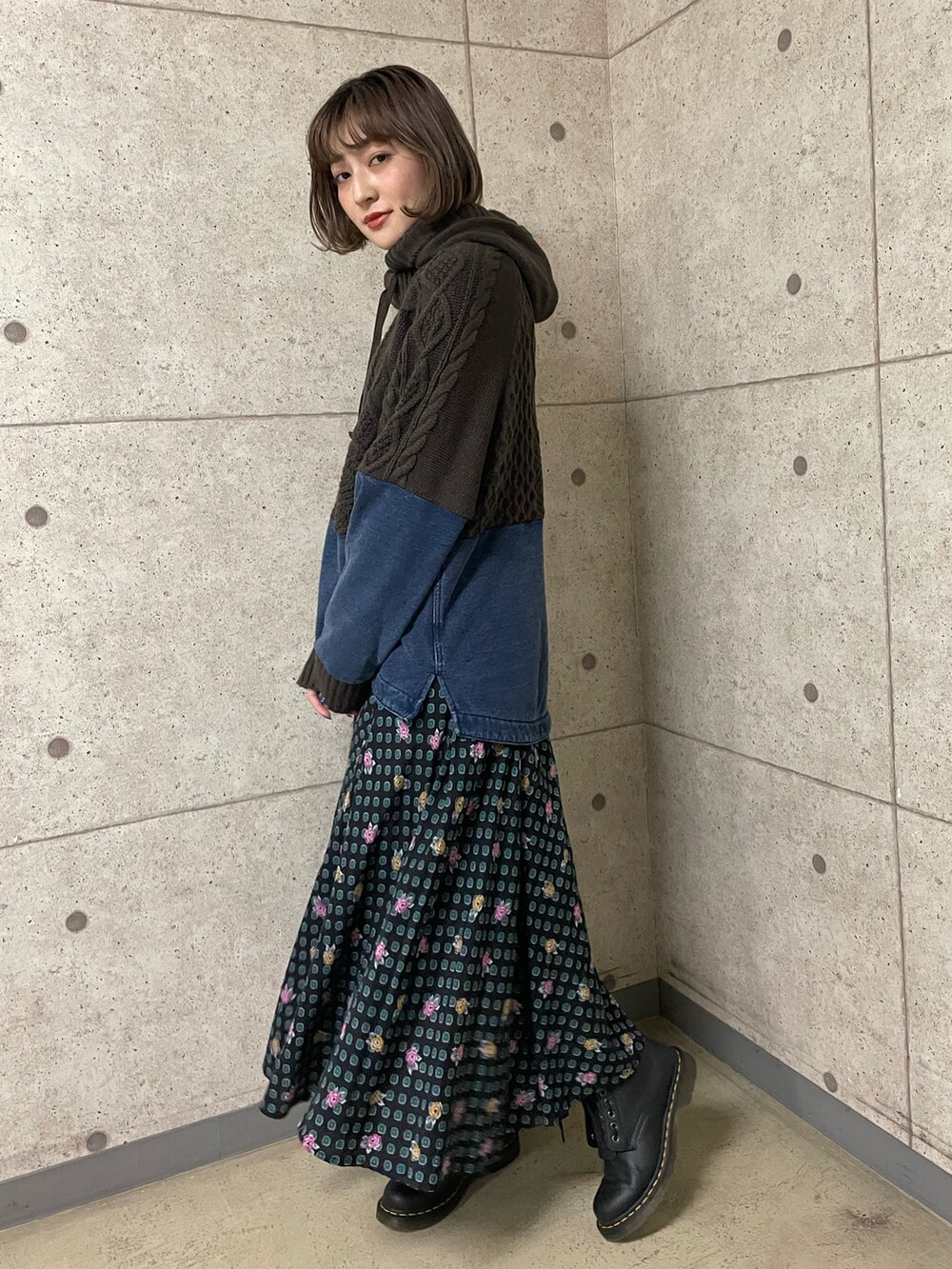 「KRIFF MAYER、クリフメイヤー、ニット、デニム、ドッキングトップス、古着、ビンテージ、リメイク風、Dr.Martens、花柄スカート」｜「KRIFF MAYER Lady's Collectionのデニムドッキングニット（ニット/セーター、グレー系）」を使った、Risaさん（レディース・163cm）の秋コーディネートの3枚目の写真