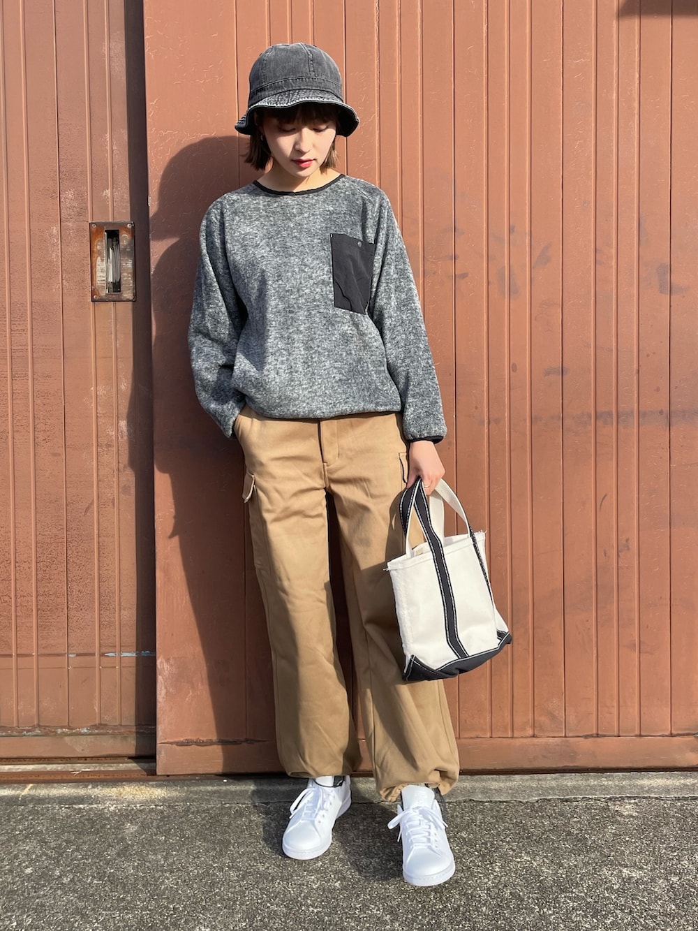 「お出かけコーデ、ストリート、休日スタイル、古着MIX、スニーカー、トートバッグ、バゲットハット、カーゴパンツ、フリース、アウトドアスタイル、韓国ファッション」｜「KRIFF MAYERのアタタカフリースクルーネックT（Tシャツ/カットソー、グレー系）」を使った、Risaさん（レディース・163cm）の冬コーディネートの2枚目の写真