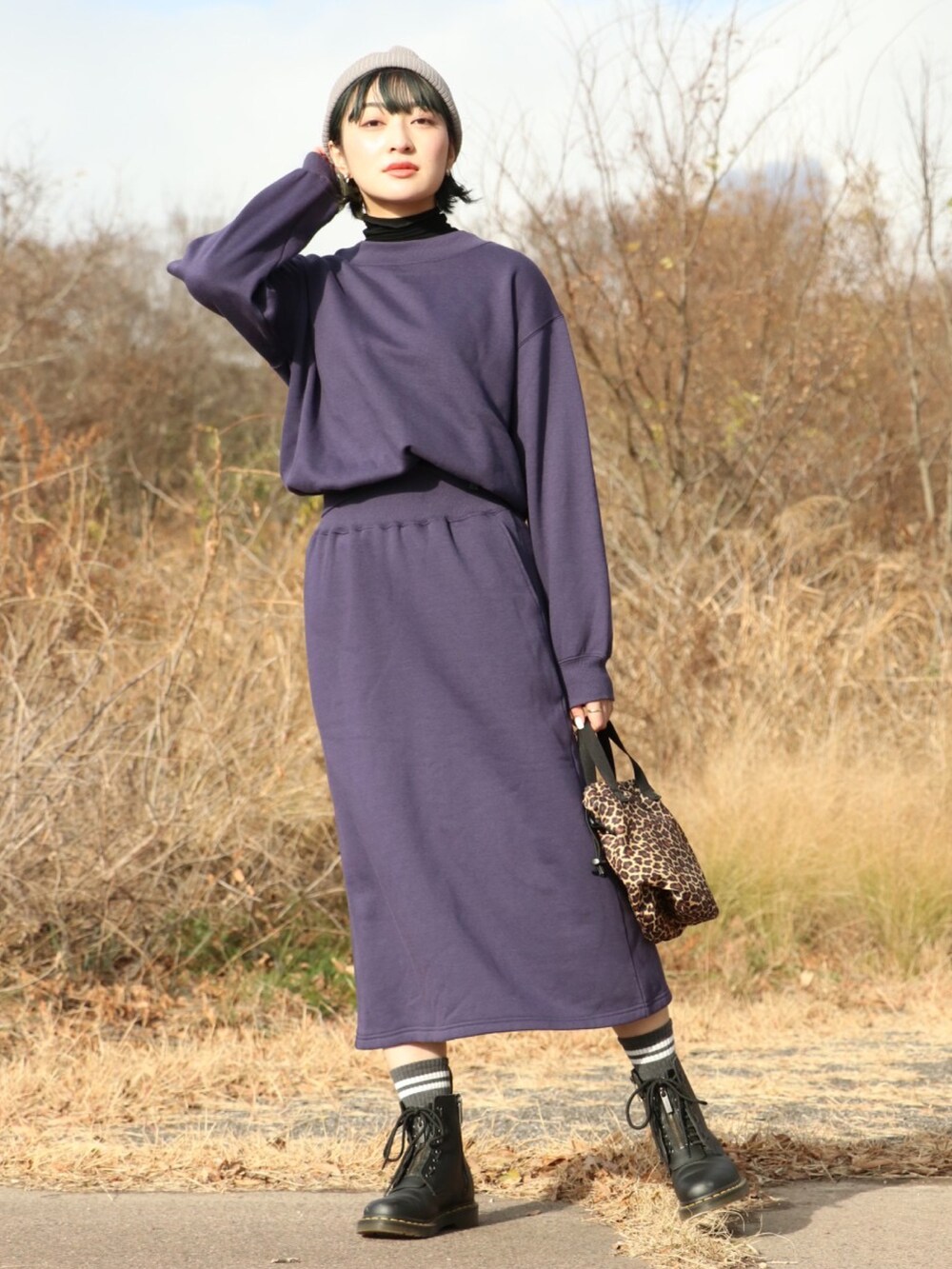 「KRIFF MAYER、クリフメイヤー、服とコスメでなりたい自分に、クリスマスに着たい服、秋冬コーデ、セットアップ、スウェット、トレーナー、Dr.Martens、drifter、ニット帽、ビーニー、ネイビー、ロングスカート、スウェットセットアップ」|「KRIFF MAYER Lady's Collectionの速乾裏起毛ボートネック(スウェット、ブルー系)」を使った、Risaさん(レディース・163cm)の冬コーディネートの2枚目の写真