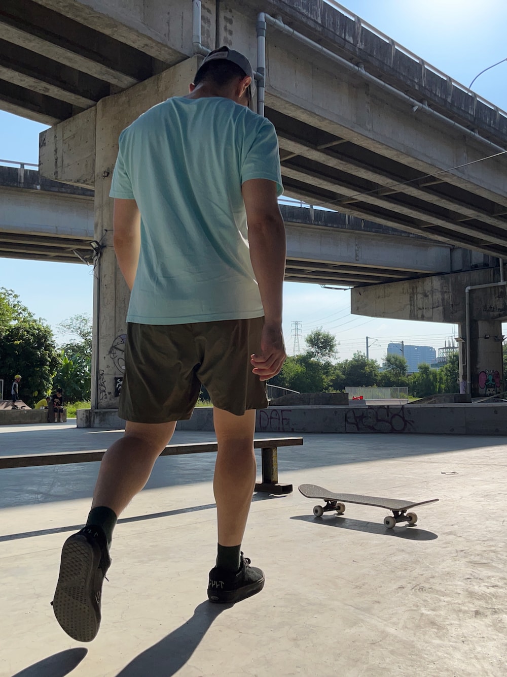 「NIKE SBのアイテム（Tシャツ/カットソー、グリーン系）」を使った、zipzipさん（メンズ・170cm）の秋コーディネートの2枚目の写真