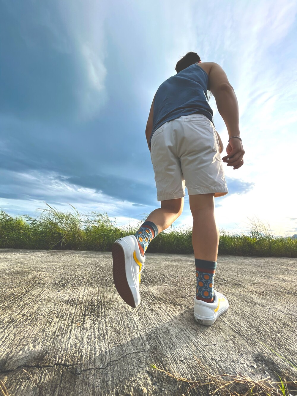 ホワイト系のカーゴパンツ、ブルー系のタンクトップ、その他のソックス/靴下を着用したメンズの秋コーディネートの2枚目の写真