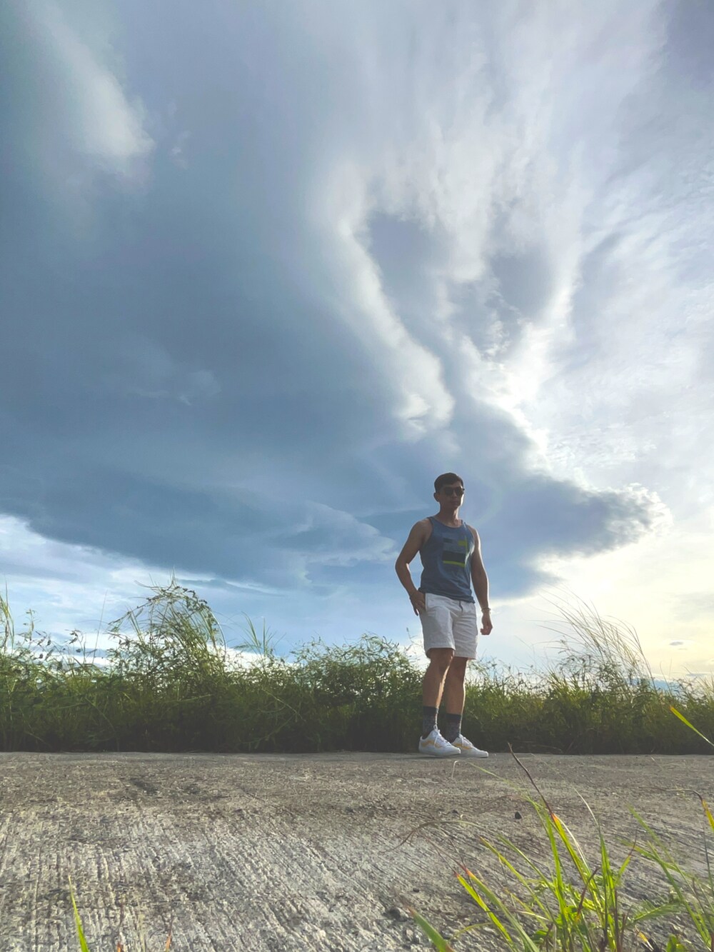 ホワイト系のカーゴパンツ、ブルー系のタンクトップ、その他のソックス/靴下を着用したメンズの秋コーディネートの3枚目の写真