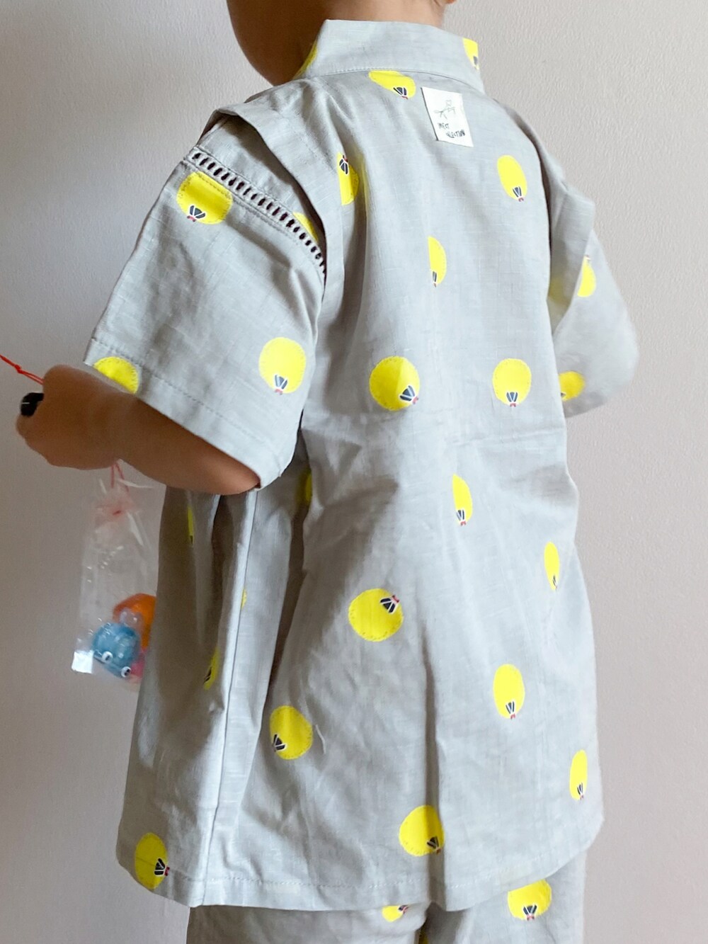 ベージュ系のサンダル、ベージュ系の帽子、グレー系の浴衣を着用したキッズの春コーディネートの4枚目の写真