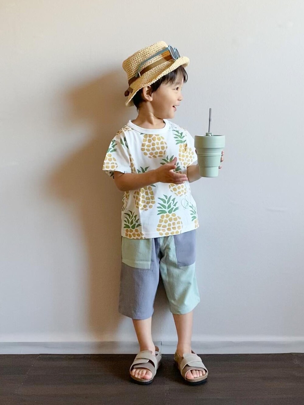 ベージュ系のサンダル、イエロー系のTシャツ/カットソー、ブルー系のパンツを着用したキッズの春コーディネートの2枚目の写真