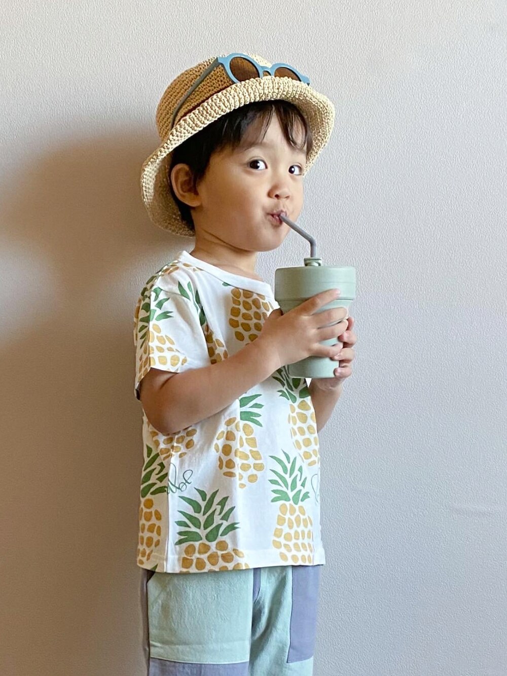 ベージュ系のサンダル、イエロー系のTシャツ/カットソー、ブルー系のパンツを着用したキッズの春コーディネートの5枚目の写真