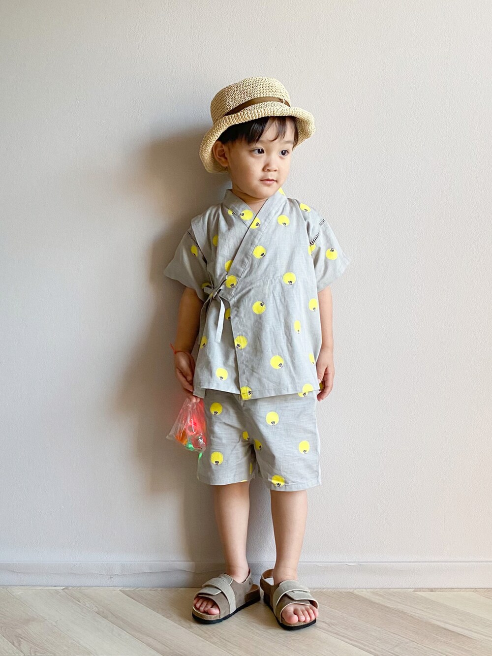 ベージュ系のサンダル、ベージュ系の帽子、グレー系の浴衣を着用したキッズの春コーディネートの2枚目の写真