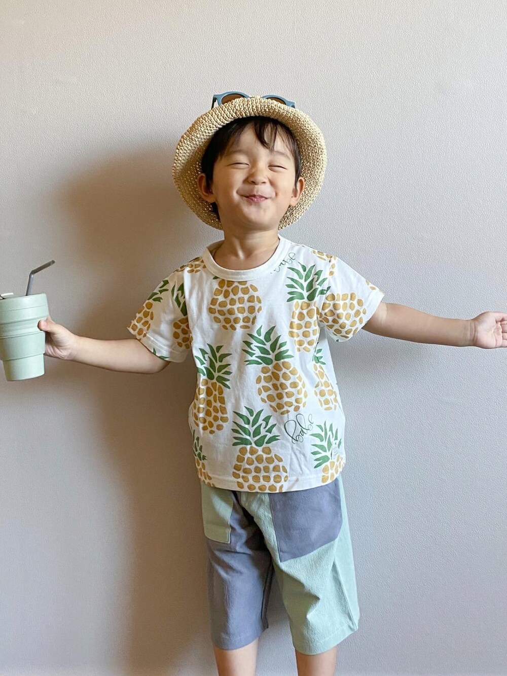 ベージュ系のサンダル、イエロー系のTシャツ/カットソー、ブルー系のパンツを着用したキッズの春コーディネートの3枚目の写真