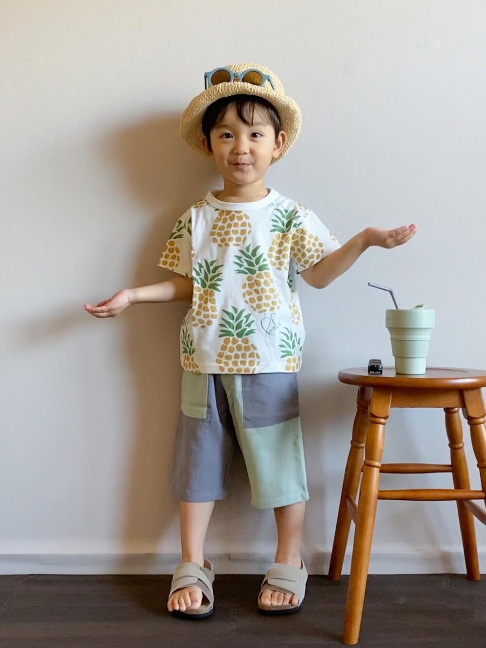 ベージュ系のサンダル、イエロー系のTシャツ/カットソー、ブルー系のパンツを着用したキッズの春コーディネートの4枚目の写真