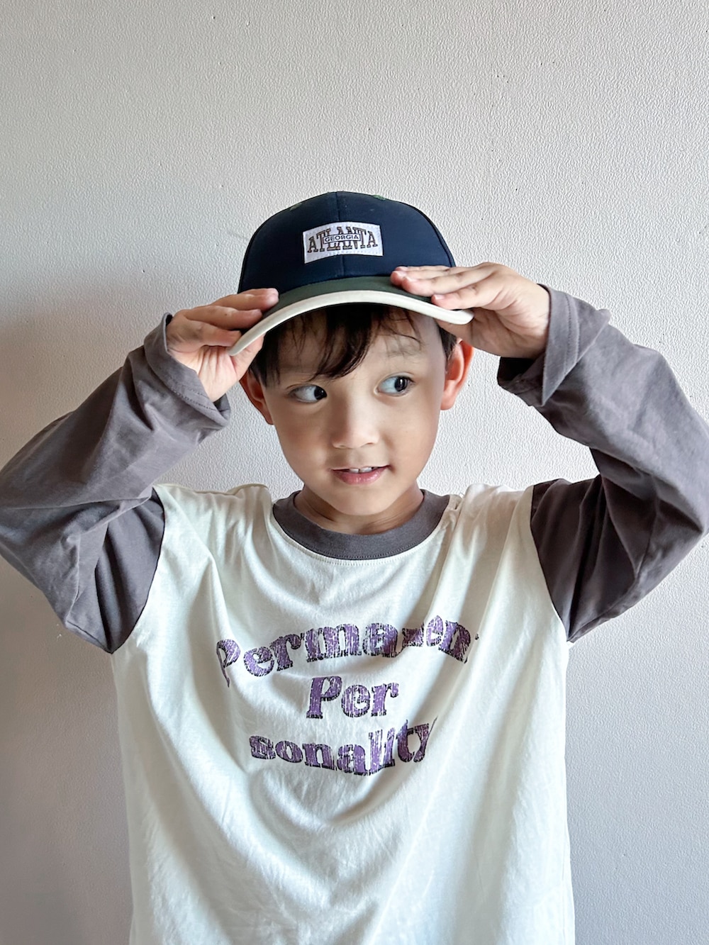 グレー系のTシャツ/カットソー、ブラック系のバックパック/リュック、ブルー系のその他パンツを着用したキッズの秋コーディネートの2枚目の写真