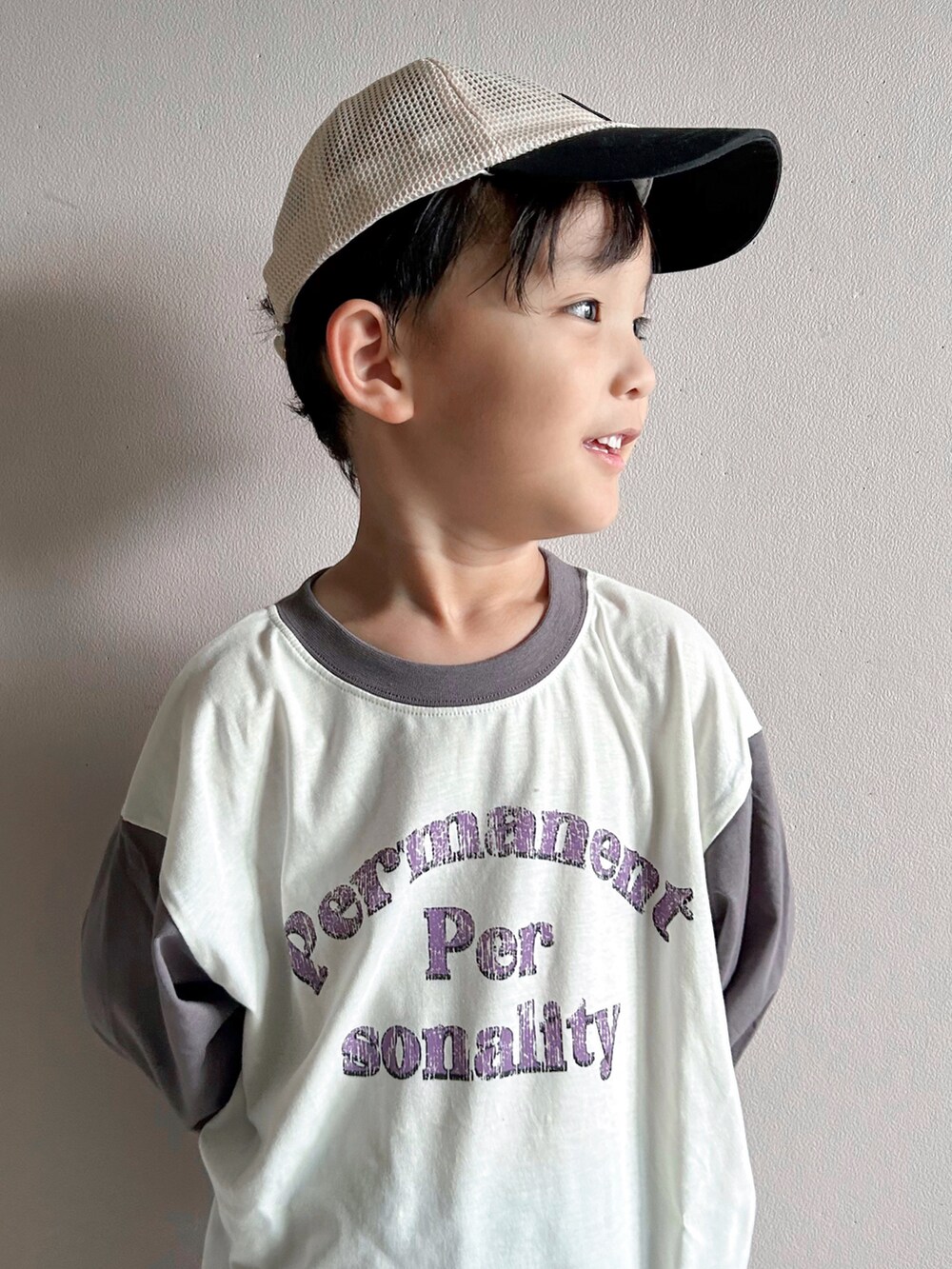 グレー系のTシャツ/カットソー、ブラック系のバックパック/リュック、ブルー系のその他パンツを着用したキッズの秋コーディネートの4枚目の写真