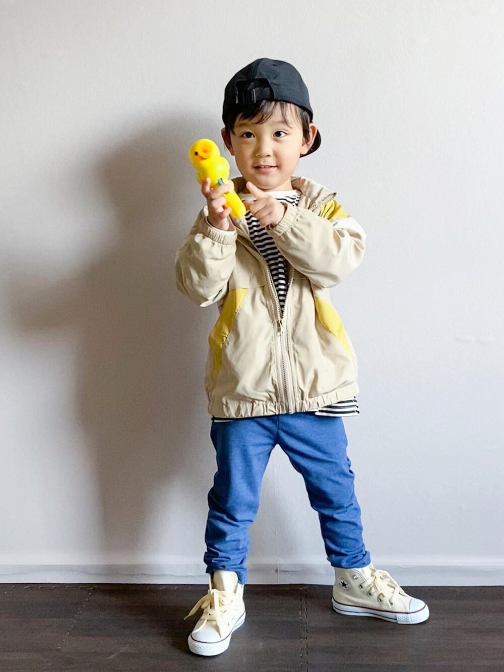 ブラック系のTシャツ/カットソー、ベージュ系のブルゾン、ホワイト系のスニーカーを着用したキッズの春コーディネートの5枚目の写真
