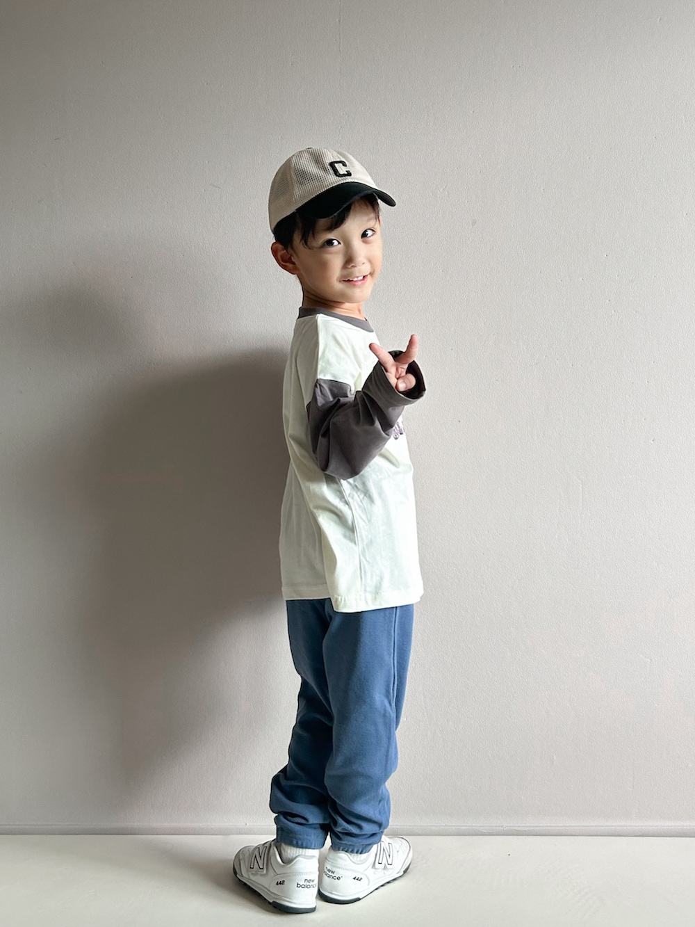 グレー系のTシャツ/カットソー、ブラック系のバックパック/リュック、ブルー系のその他パンツを着用したキッズの秋コーディネートの3枚目の写真