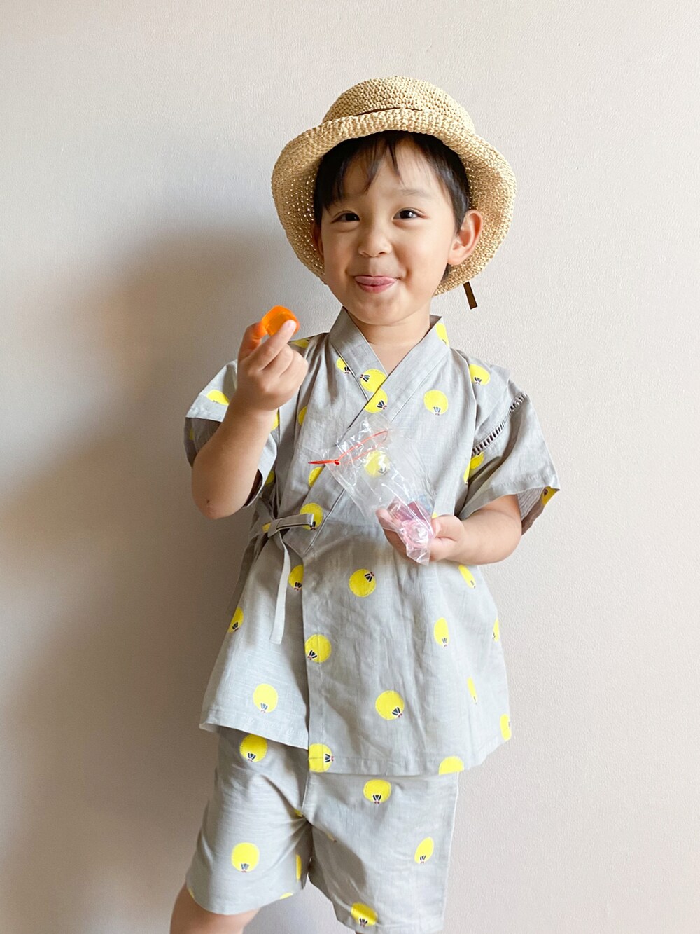 ベージュ系のサンダル、ベージュ系の帽子、グレー系の浴衣を着用したキッズの春コーディネートの5枚目の写真