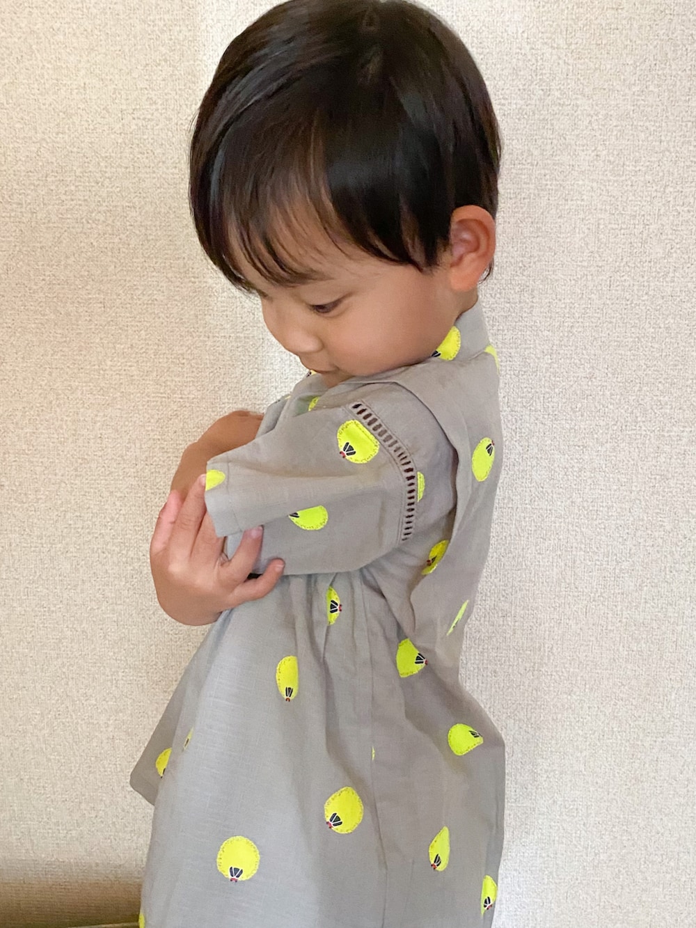 ベージュ系のサンダル、ベージュ系の帽子、グレー系の浴衣を着用したキッズの春コーディネートの3枚目の写真