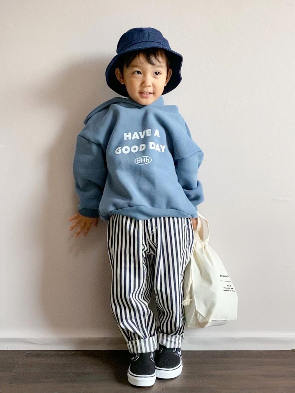 ブルー系のパーカー、ホワイト系のバッグ、その他のデニムパンツを着用したキッズの冬コーディネートの3枚目の写真