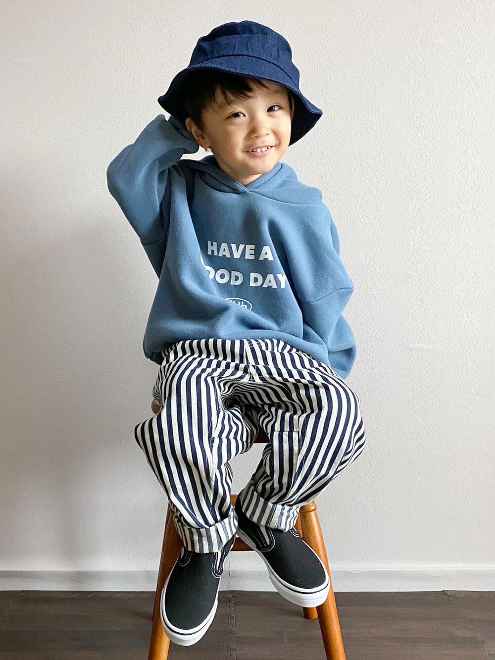 ブルー系のパーカー、ホワイト系のバッグ、その他のデニムパンツを着用したキッズの冬コーディネートの2枚目の写真