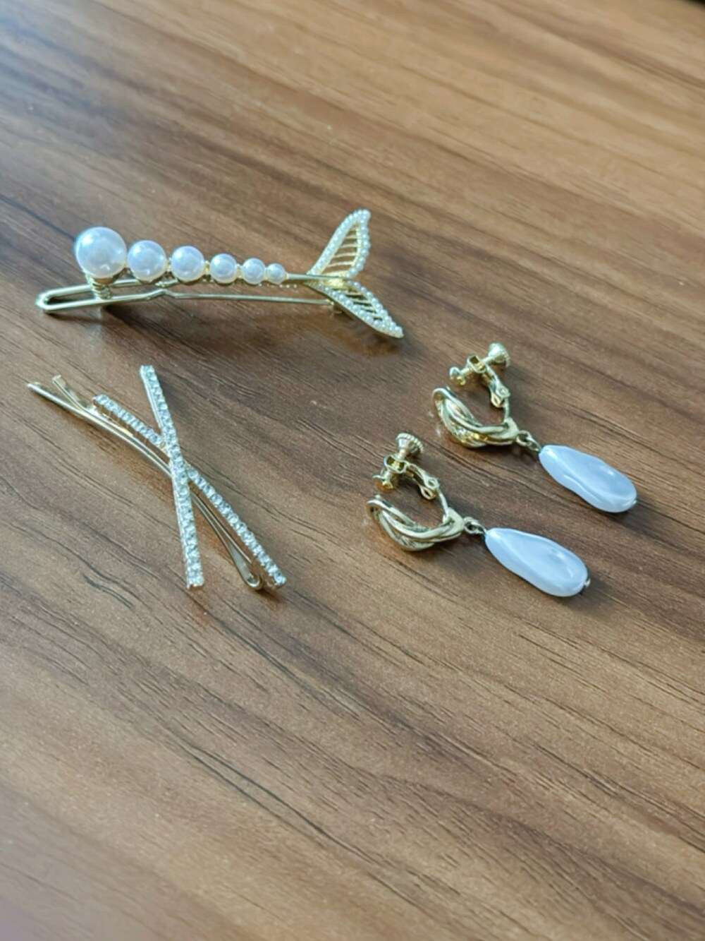 ピンク系のニット/セーターを着用したレディースの冬コーディネートの2枚目の写真