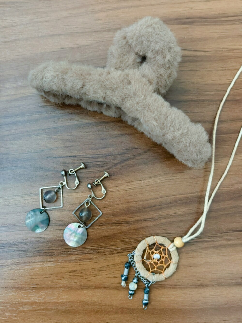 ブラウン系のブーツを着用したレディースの冬コーディネートの2枚目の写真