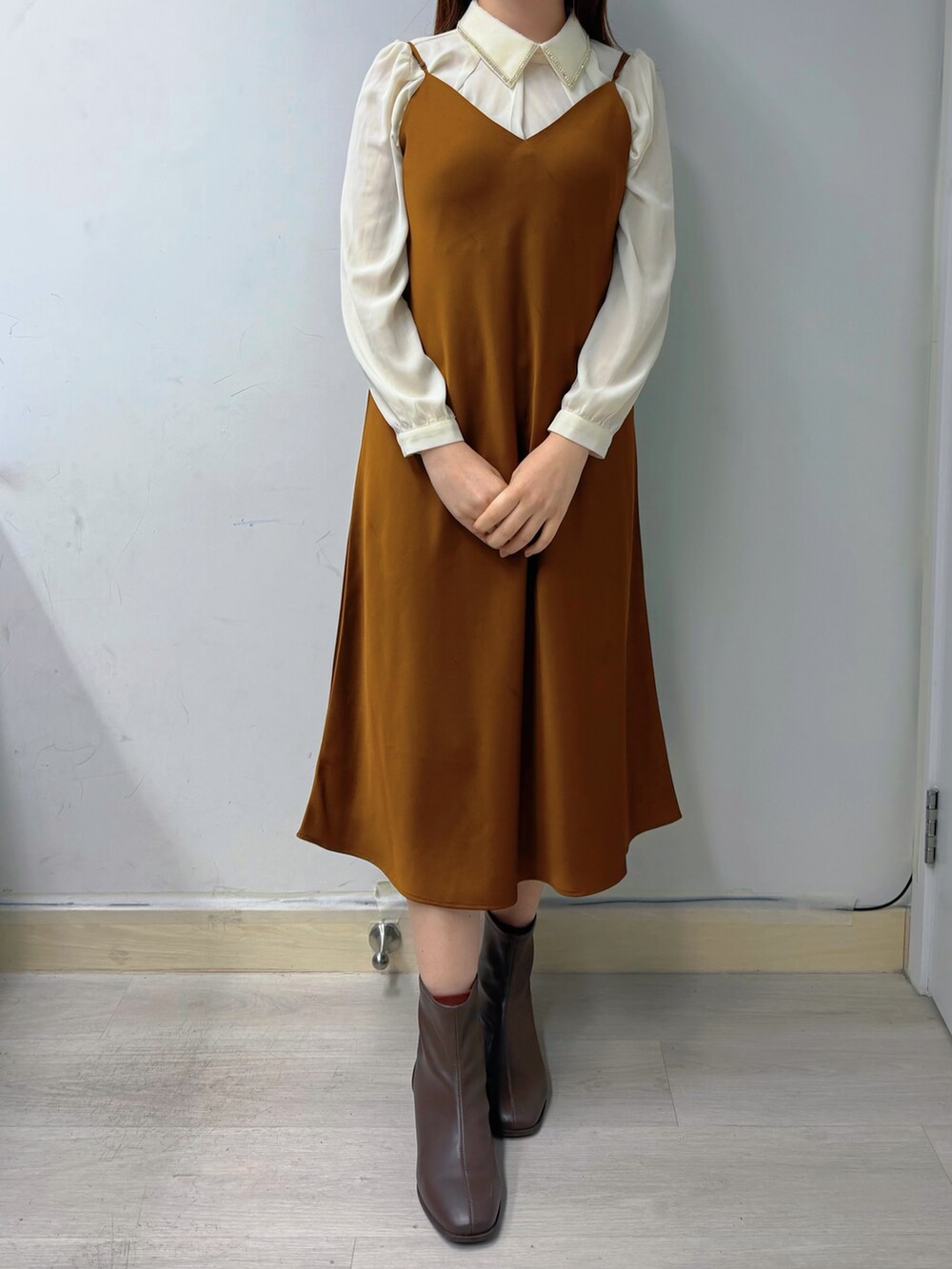 ブラウン系のブーツを着用したレディースの冬コーディネートの2枚目の写真