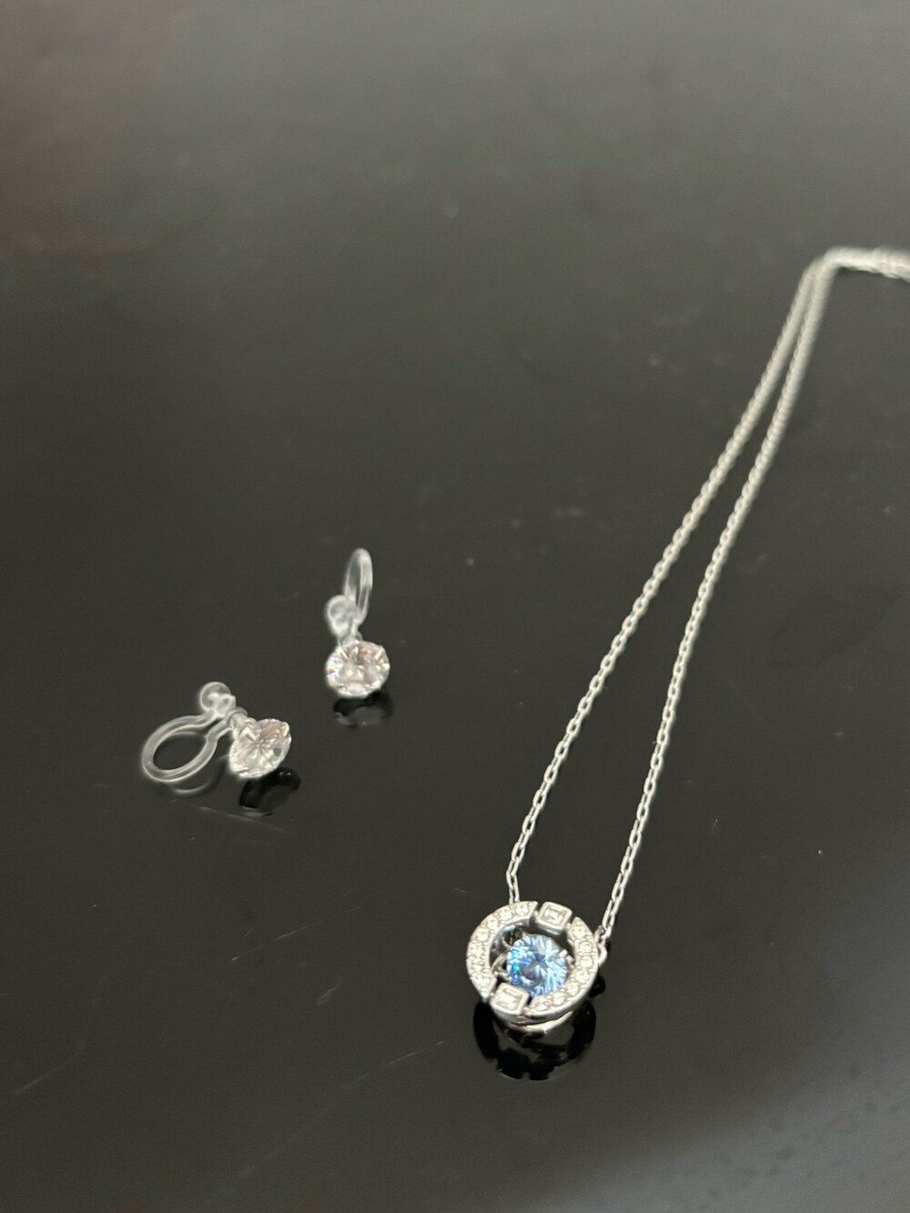 ベージュ系のテーラードジャケットを着用したレディースの春コーディネートの2枚目の写真