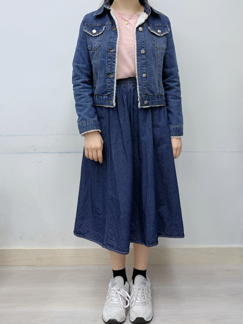 ピンク系のTシャツ/カットソーを着用したレディースの春コーディネートの2枚目の写真