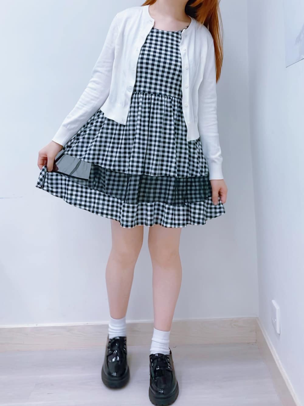 ブラック系のスカートを着用したレディースの秋コーディネートの2枚目の写真