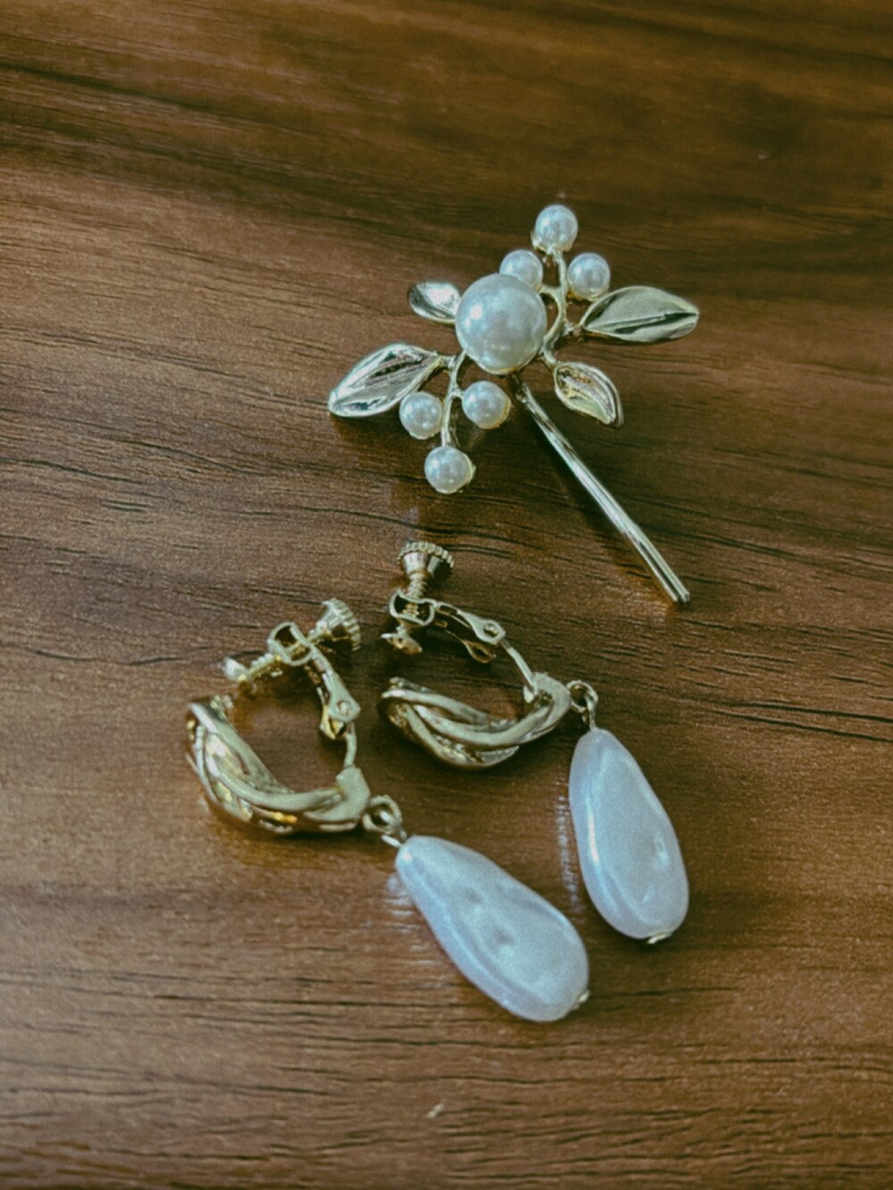 ピンク系のTシャツ/カットソーを着用したレディースの冬コーディネートの2枚目の写真