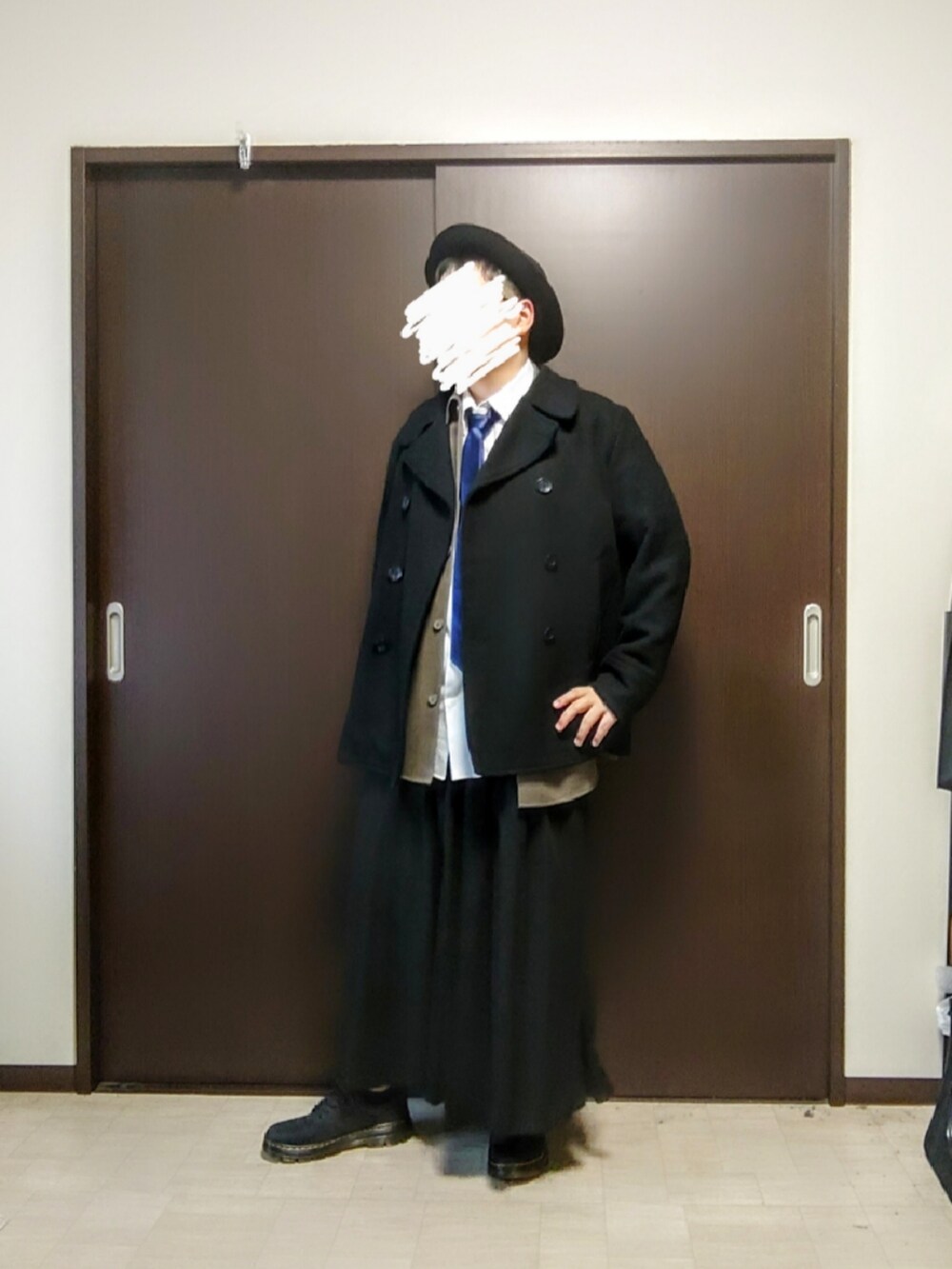 ブラウン系のシャツ/ブラウス、ホワイト系のシャツ/ブラウス、ブラック系のその他パンツを着用したメンズの冬コーディネートの2枚目の写真