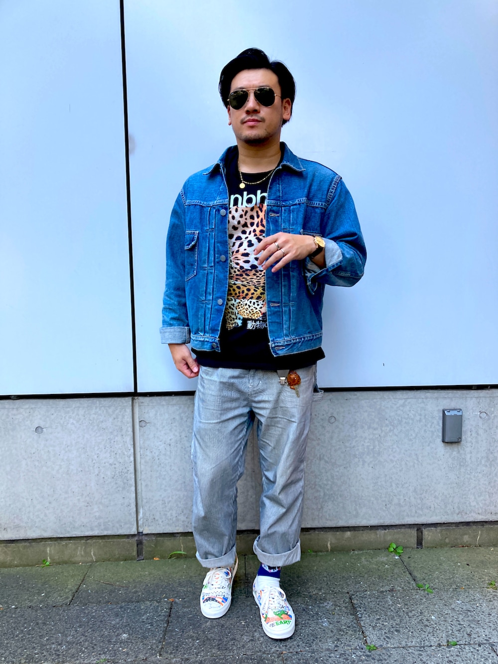 ホワイト系のスニーカー、ホワイト系のその他パンツ、ブラック系のTシャツ/カットソーを着用したメンズの秋コーディネートの2枚目の写真
