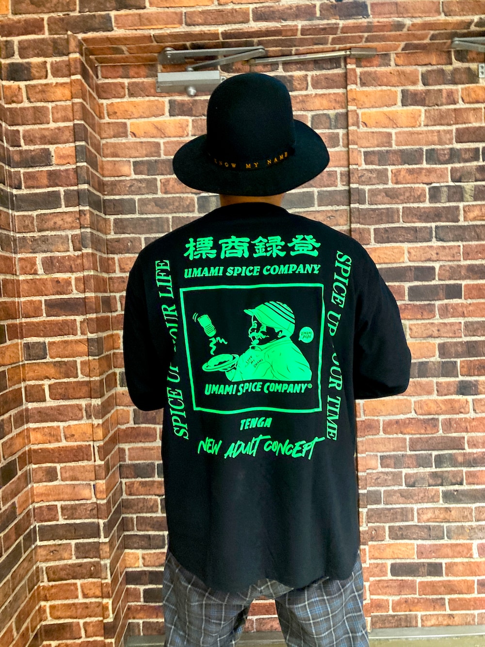レッド系のスニーカー、グレー系のその他パンツ、ブラック系のTシャツ/カットソーを着用したメンズの秋コーディネートの2枚目の写真