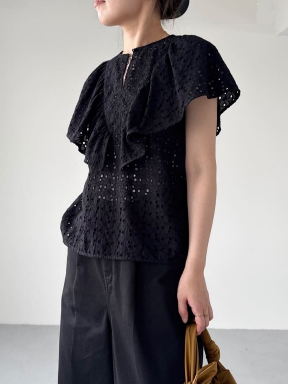 ブラウン系のショルダーバッグ、ブラック系のシャツ/ブラウスを着用したレディースの夏コーディネートの2枚目の写真