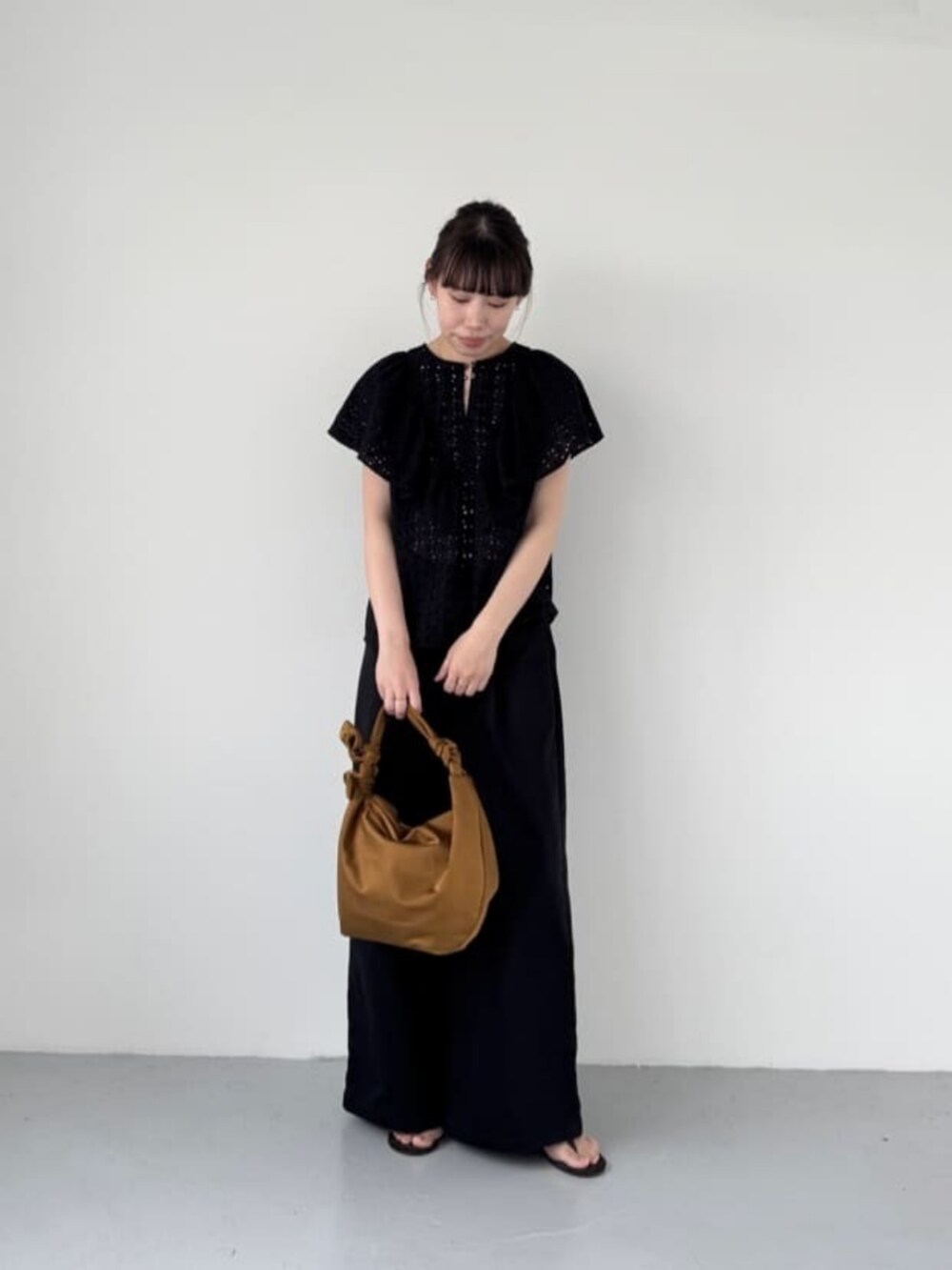 ブラウン系のショルダーバッグ、ブラック系のシャツ/ブラウスを着用したレディースの夏コーディネートの4枚目の写真