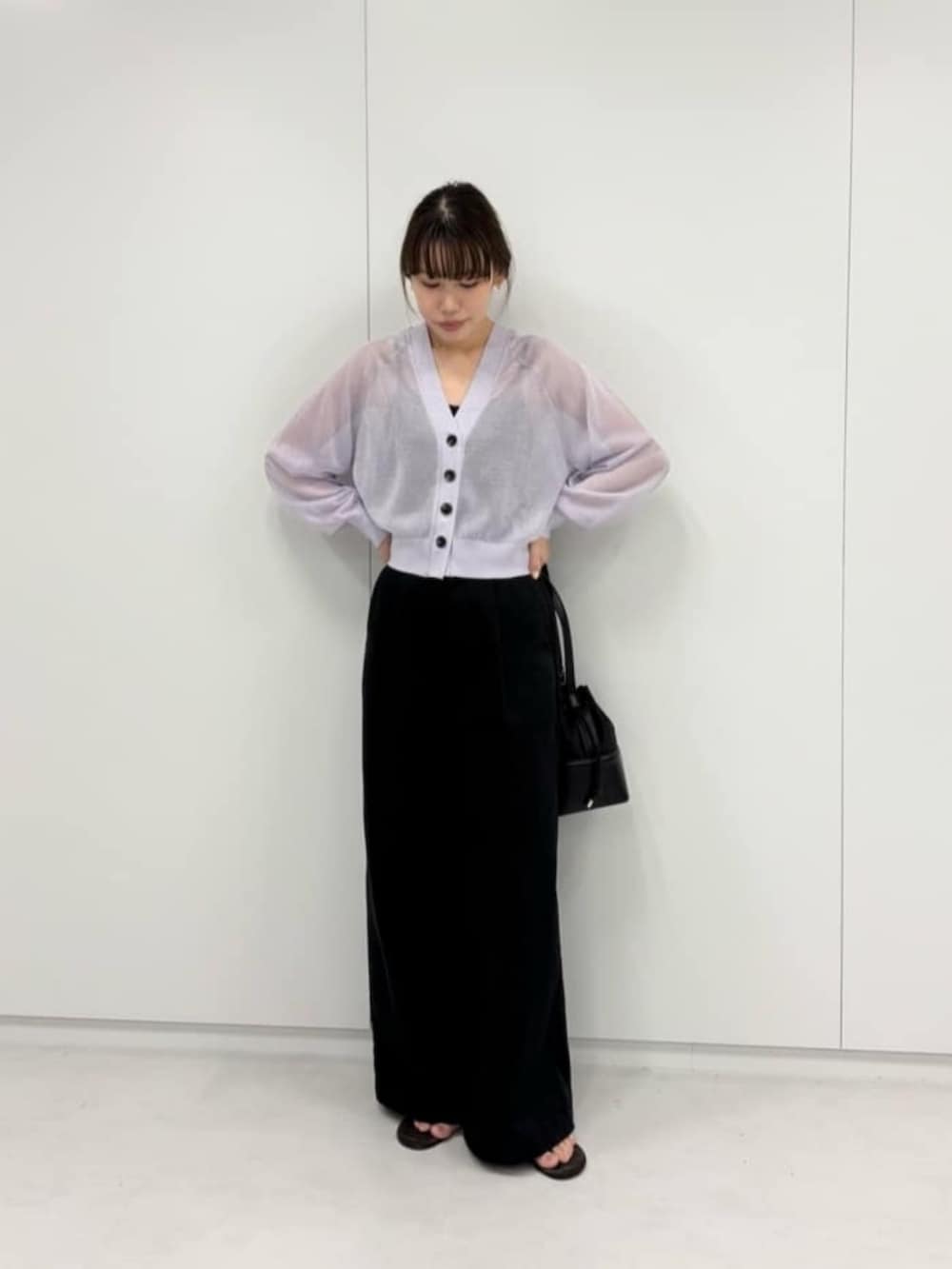 ブラック系のショルダーバッグ、パープル系のカーディガン/ボレロを着用したレディースの夏コーディネートの4枚目の写真