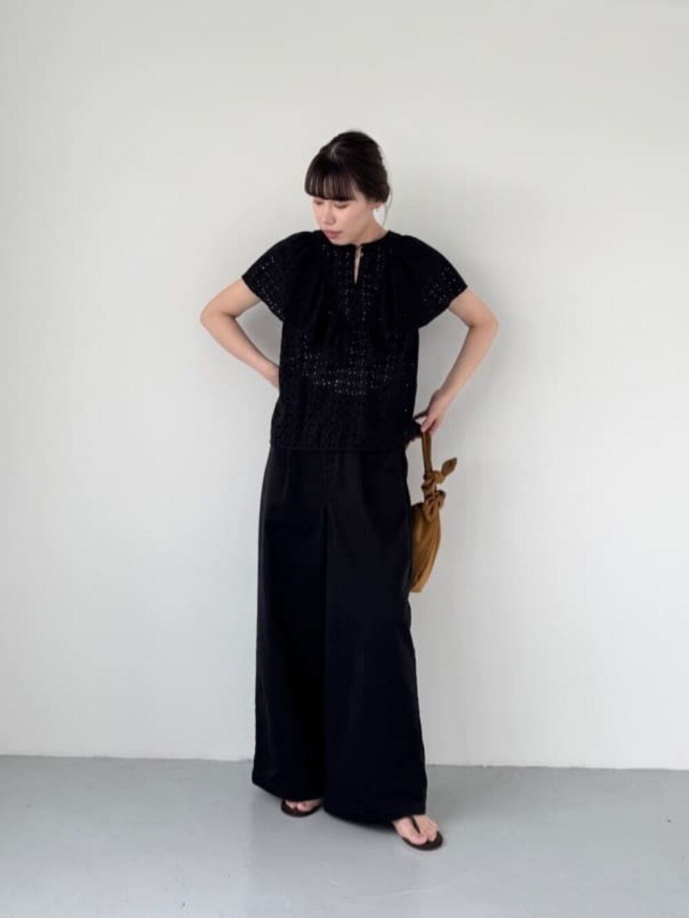 ブラウン系のショルダーバッグ、ブラック系のシャツ/ブラウスを着用したレディースの夏コーディネートの3枚目の写真