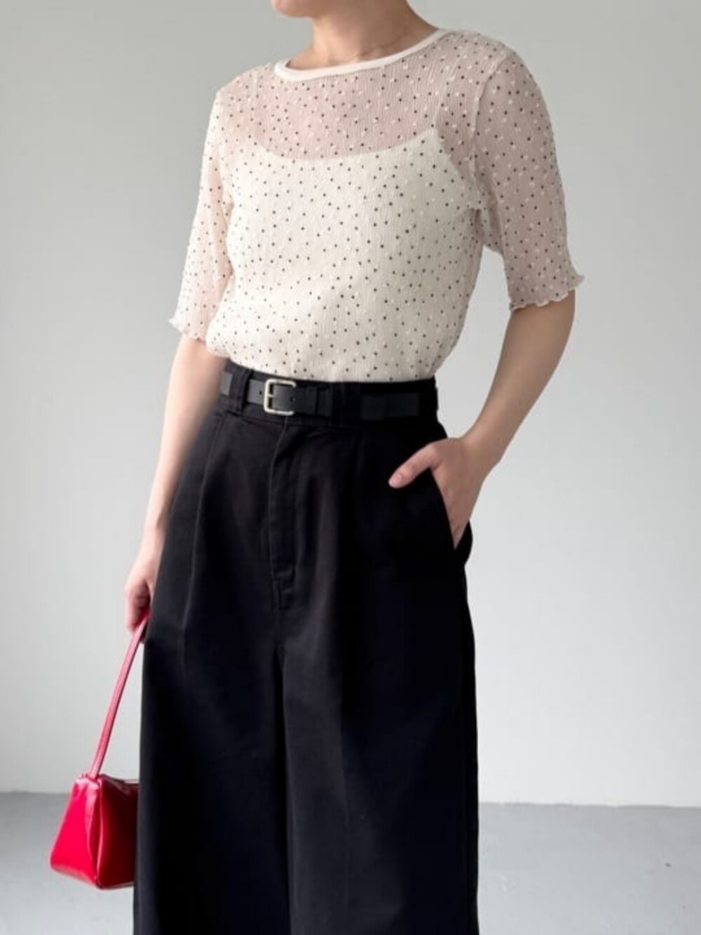 レッド系のショルダーバッグ、ホワイト系のシャツ/ブラウスを着用したレディースの夏コーディネートの3枚目の写真