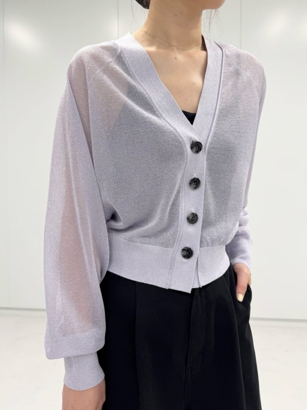 ブラック系のショルダーバッグ、パープル系のカーディガン/ボレロを着用したレディースの夏コーディネートの2枚目の写真