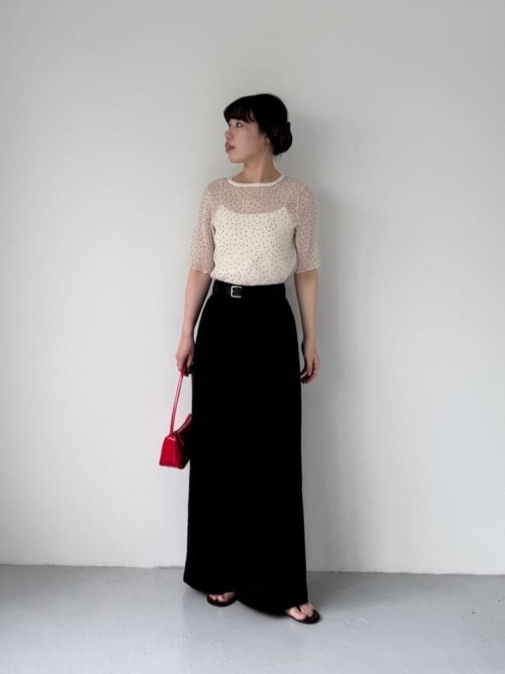 レッド系のショルダーバッグ、ホワイト系のシャツ/ブラウスを着用したレディースの夏コーディネートの2枚目の写真