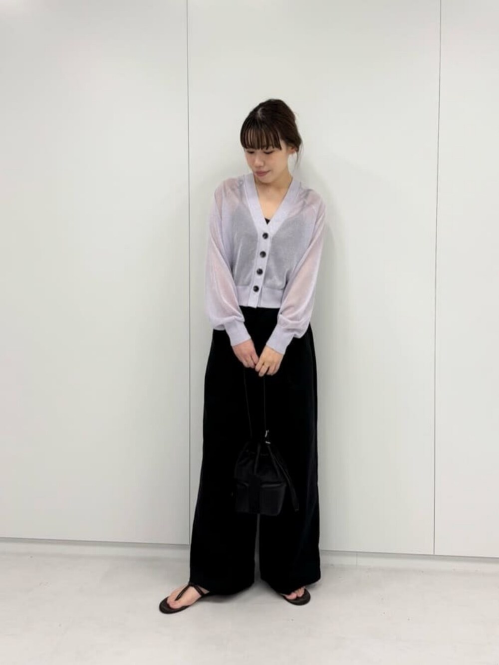 ブラック系のショルダーバッグ、パープル系のカーディガン/ボレロを着用したレディースの夏コーディネートの3枚目の写真