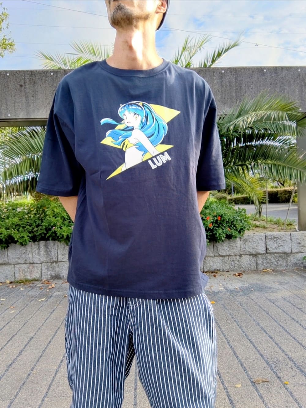 ブルー系のTシャツ/カットソー、ブルー系のデニムパンツ、ブラック系のローファーを着用したメンズの夏コーディネートの2枚目の写真
