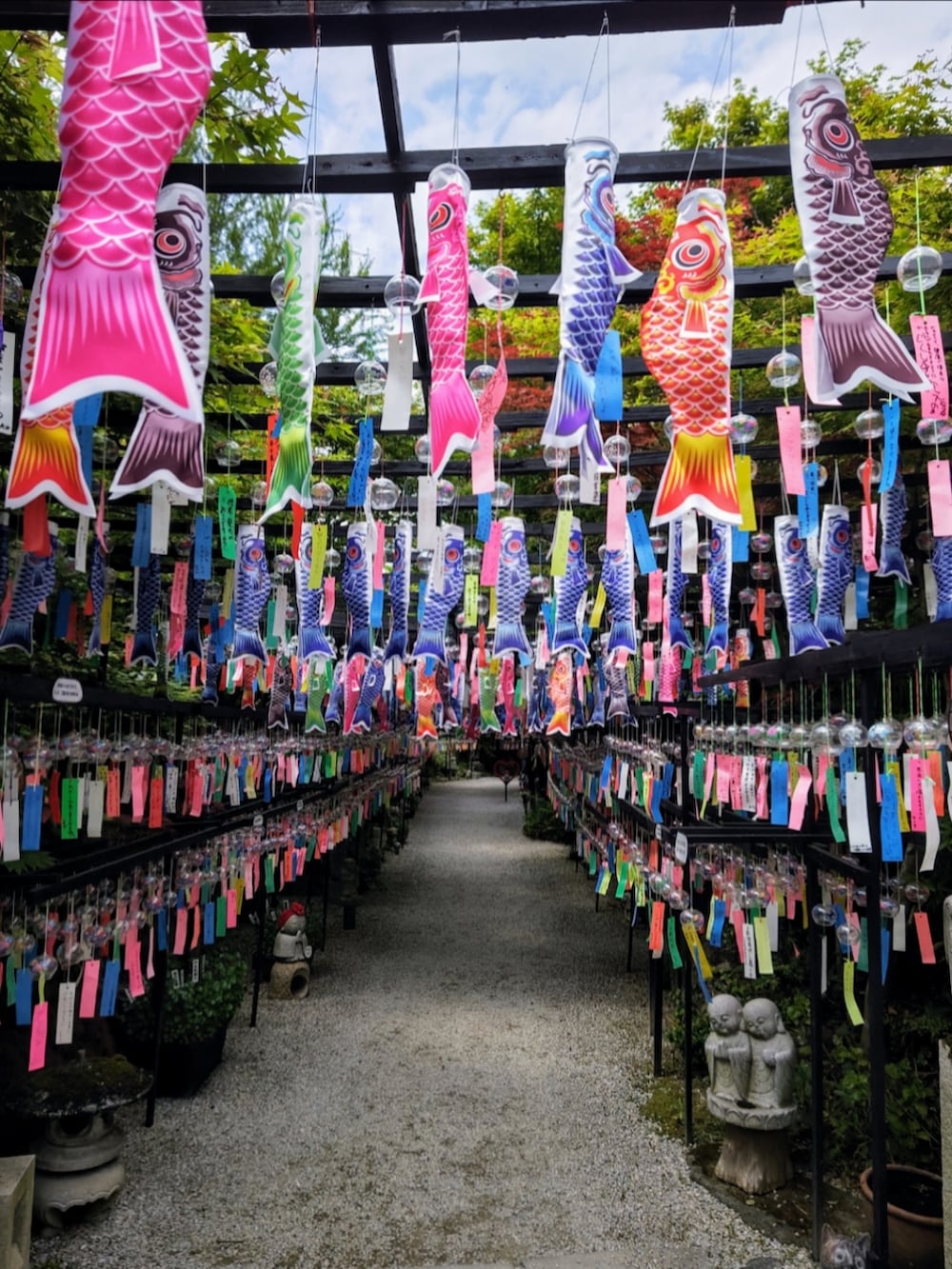 ブラック系のデニムジャケット、グリーン系のカーゴパンツ、ブラック系のスニーカーを着用したメンズの春コーディネートの5枚目の写真