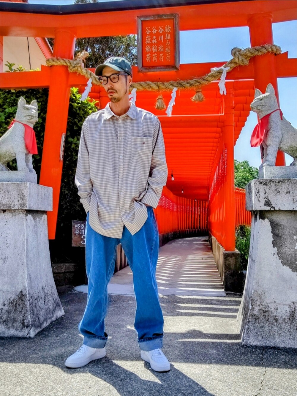 ベージュ系のシャツ/ブラウス、ブルー系のデニムパンツ、ホワイト系のスニーカーを着用したメンズの春コーディネートの2枚目の写真