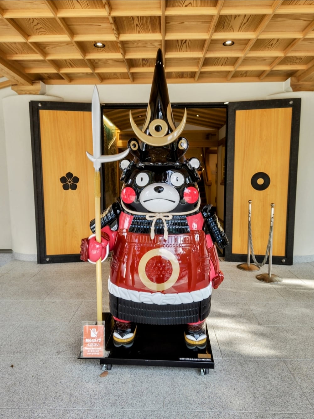 ブルー系のジャージ、ブラック系のスニーカー、グリーン系のカーゴパンツを着用したメンズの春コーディネートの3枚目の写真