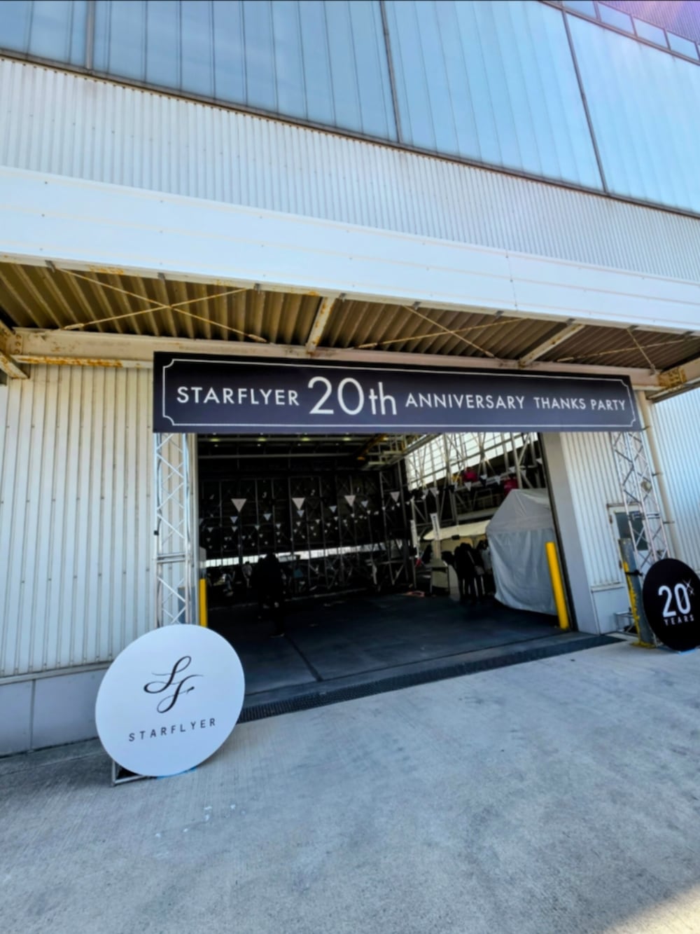 ブラック系のMA-1、グリーン系のパーカー、ブラック系のスニーカーを着用したメンズの春コーディネートの2枚目の写真